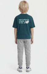 Bambino indossa t-shirt verde petrolio Scugnizzi 0-16 con logo New Balance sul retro, vista posteriore