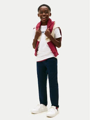 Ragazzo indossa maglietta bianca in cotone Tommy Hilfiger con logo sul petto e felpa bordeaux sulle spalle