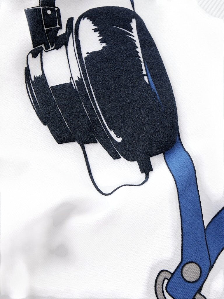 Dettaglio della stampa grafica su t-shirt Scugnizzi 0-16 name it con marsupio e occhiali da sole su fondo bianco