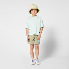 Bambino indossa t-shirt Billieblush verde acqua con stampa grafica, cappello a secchiello e pantaloncini Scugnizzi 0-16