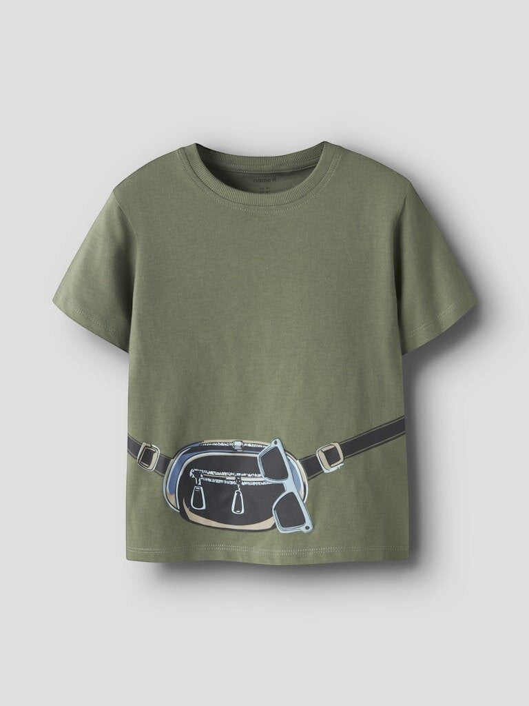 T-shirt verde oliva Scugnizzi 0-16 in cotone con stampa grafica di un marsupio e occhiali da sole per bambino