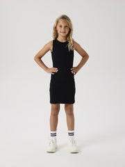 Bambina indossa un vestito nero a costine senza maniche di Scugnizzi 0-16, abbinato a sneakers bianche e calzini sportivi