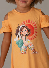 Abito arancione in cotone Scugnizzi 0-16 con stampa bambina e sole, maniche a spalla scoperta con volant.