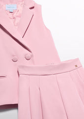 Completo rosa cipria Scugnizzi 0-16: giacca senza maniche doppiopetto e pantaloncini a pieghe. Tessuto leggero.