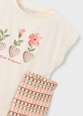 Set bambina Scugnizzi 0-16: maglietta color crema con stampa floreale e scritta "Time to Bloom", pantaloni con fantasia geometrica rosa e marrone.