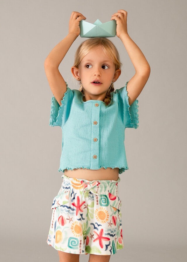 Scugnizzi 0-16 shorts da bambina con stampa tropicale di soli, stelle marine e palme. Vita elasticizzata con laccetto.