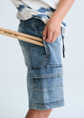 Bermuda cargo in denim lavato Scugnizzi 0-16 con vita elasticizzata, coulisse e tasche laterali. Look casual.