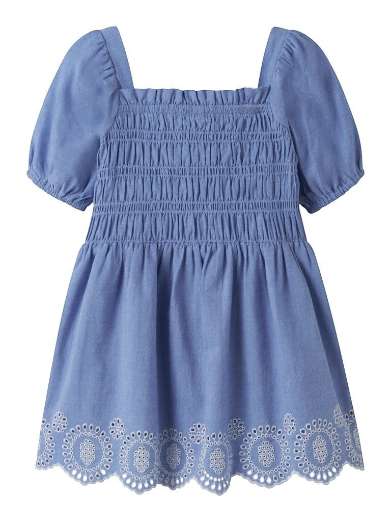 Abito estivo Scugnizzi 0-16 azzurro polvere con corpetto a smock, maniche a sbuffo e bordo in pizzo sangallo bianco.