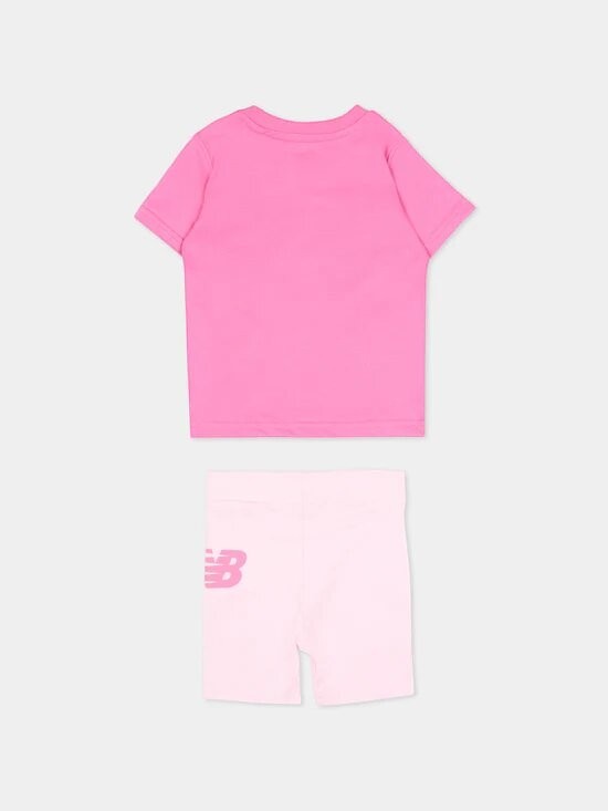 Completo Scugnizzi 0-16 New Balance per bambina con t-shirt rosa acceso e pantaloncini rosa chiaro con logo laterale.