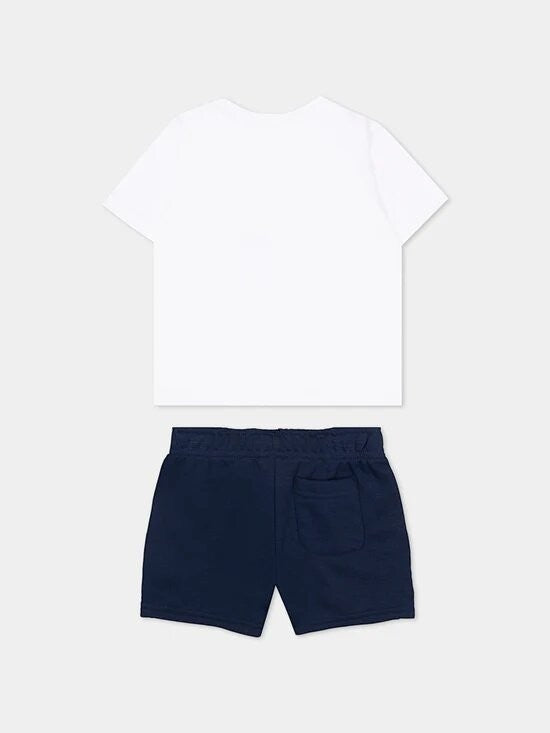 Vista posteriore del completo Scugnizzi 0-16 New Balance con t-shirt bianca e pantaloncini blu navy in cotone