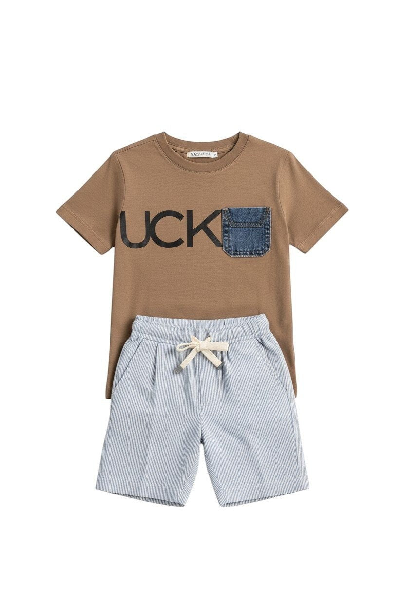 Completo Scugnizzi 0-16 con t-shirt marrone a maniche corte, stampa grafica e taschino denim, abbinato a shorts a righe