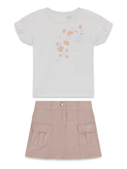 Completo Scugnizzi 0-16 Guess con t-shirt bianca a volant e gonna cargo rosa polvere con tasche