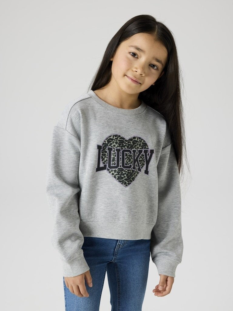 Bambina indossa felpa grigia Scugnizzi 0-16 con cuore leopardato e scritta Lucky abbinata a jeans a zampa blu