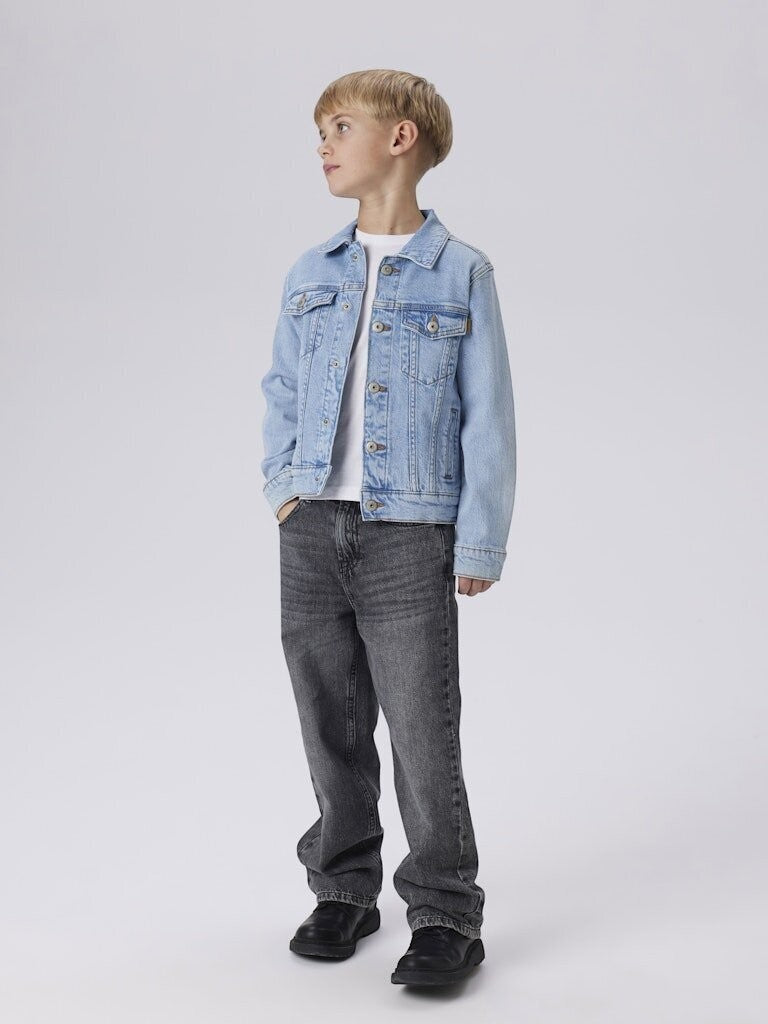 Giacca in denim azzurro chiaro Name It indossata da un bambino con jeans grigi e t-shirt bianca, stile casual Scugnizzi 0-16