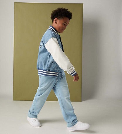 Bambino indossa giacca Varsity Scugnizzi 0-16 in denim azzurro e maniche bianche con dettagli a righe stile college