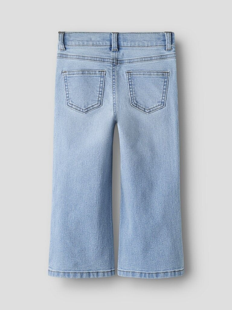 Jeans a gamba larga Scugnizzi 0-16 per bambina in denim azzurro chiaro con tasche posteriori, vista posteriore.