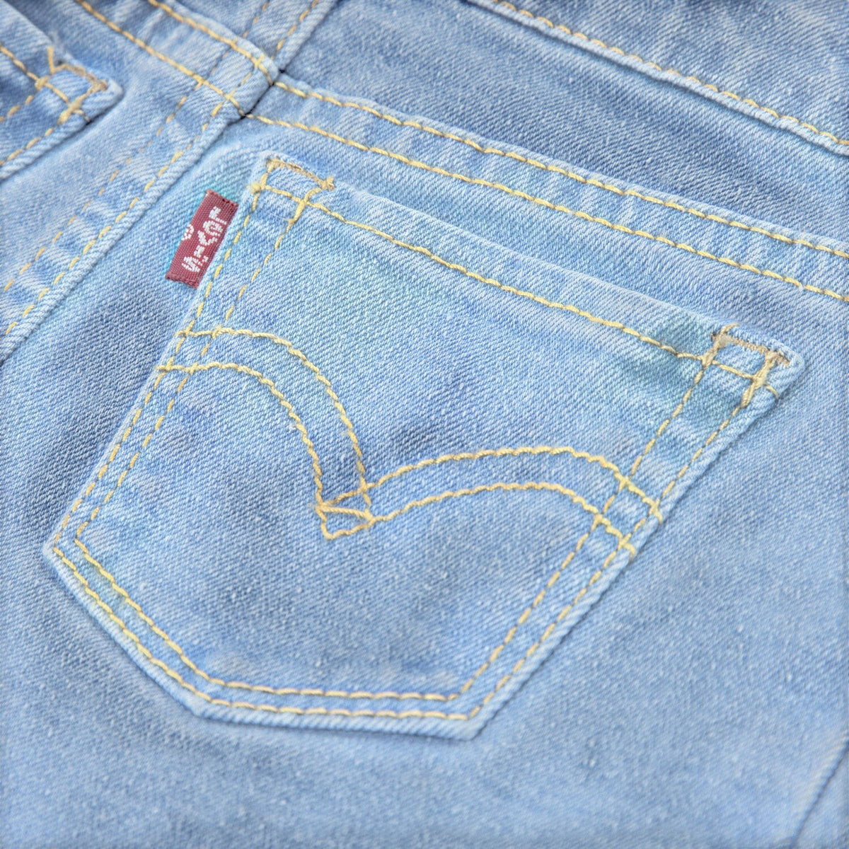 Dettaglio tasca posteriore di jeans Levi's per bambini Scugnizzi 0-16 in denim azzurro con cuciture ocra