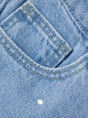 Dettaglio di jeans Scugnizzi 0-16 in denim azzurro chiaro con cuciture a contrasto e applicazione di strass luminosi.