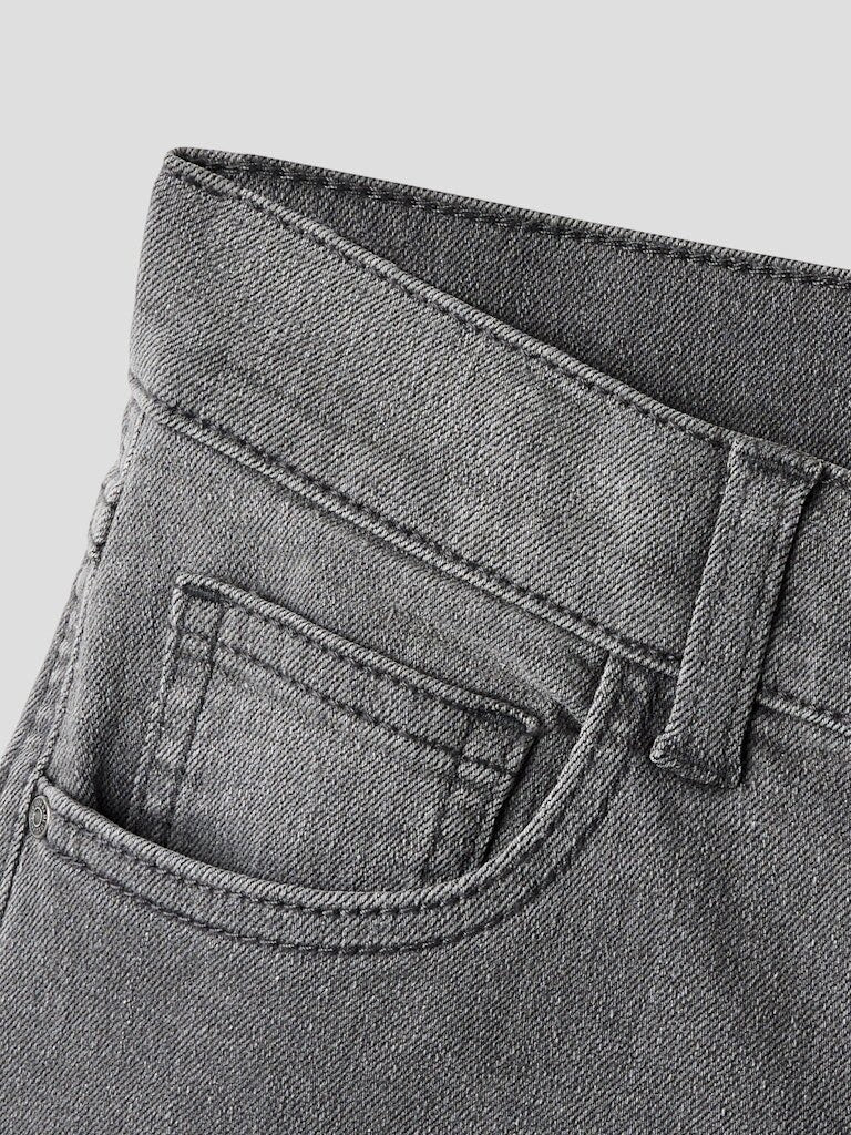 Dettaglio della vita e tasca di jeans grigi Scugnizzi 0-16 in denim resistente con cuciture rinforzate
