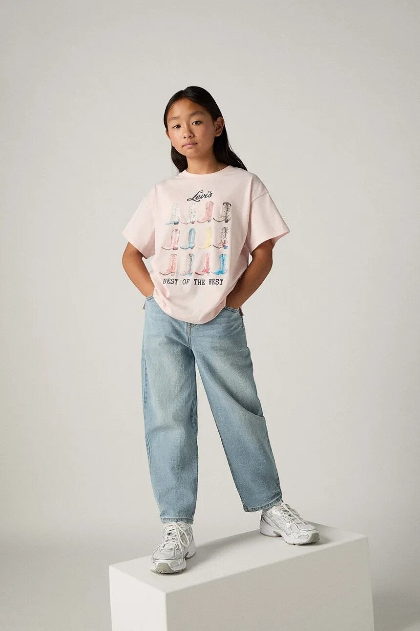 Bambina indossa jeans Levi's a gamba larga con lavaggio chiaro e t-shirt rosa con stampa stivali, Scugnizzi 0-16