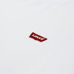 Dettaglio del logo Levi's rosso ricamato su una maglietta bianca in cotone di Scugnizzi 0-16