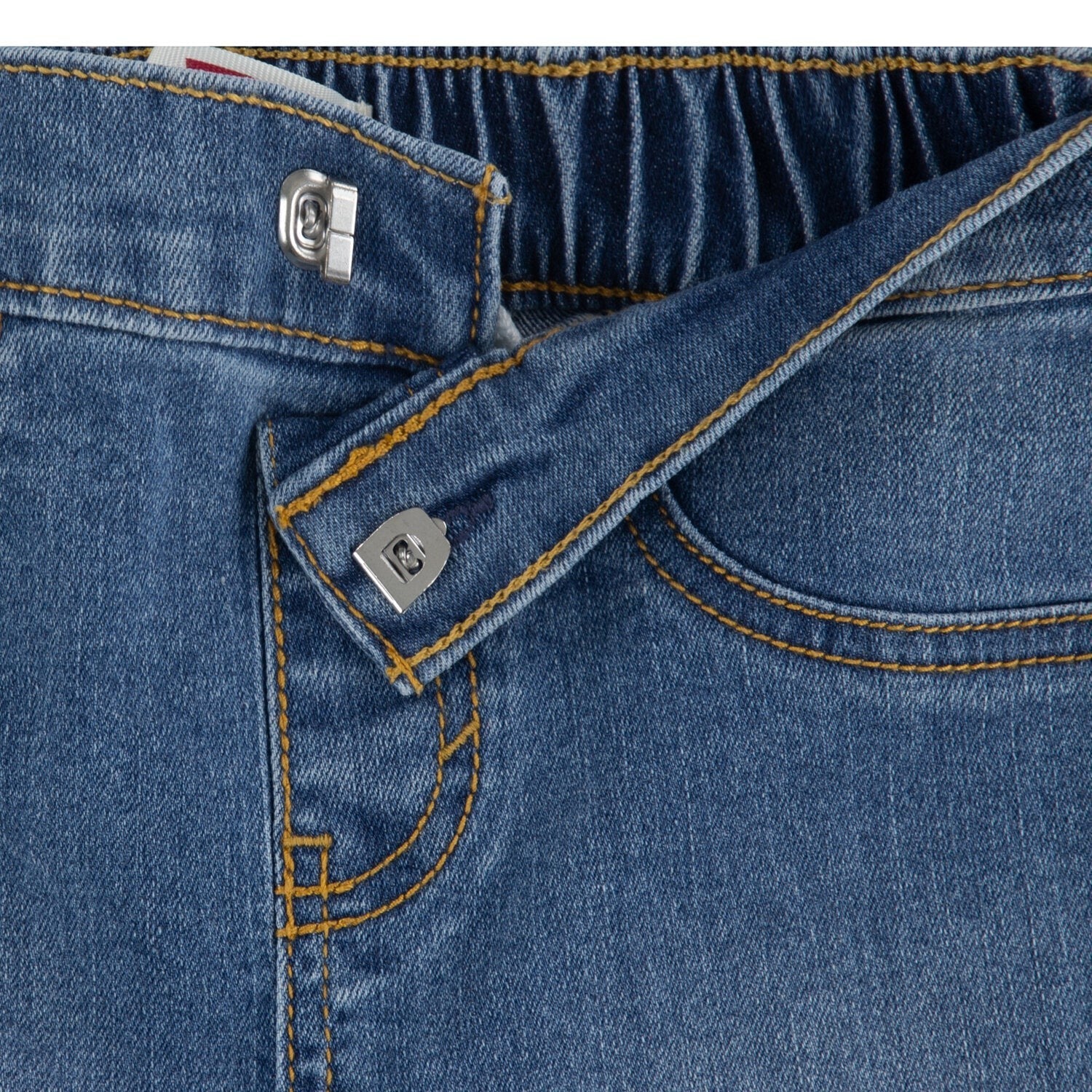 Dettaglio della vita elasticizzata e chiusura dei pantaloni in denim blu Levi's per bambini da Scugnizzi 0-16