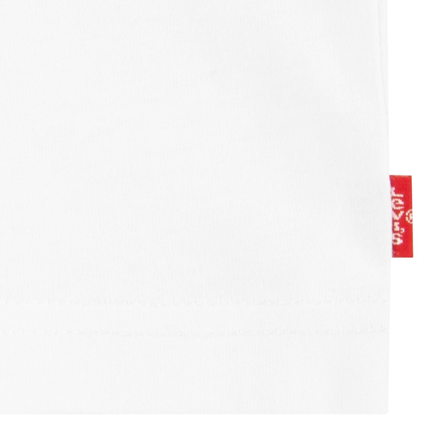Dettaglio dell'etichetta rossa iconica Levi's su una t-shirt bianca in cotone di Scugnizzi 0-16