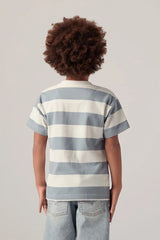 Vista posteriore di una T-shirt a righe bianche e azzurre Levi's indossata da un bambino, Scugnizzi 0-16