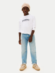 Ragazzo indossa maglia bianca a maniche lunghe Scugnizzi 0-16 con logo Tommy Hilfiger, jeans e berretto beige