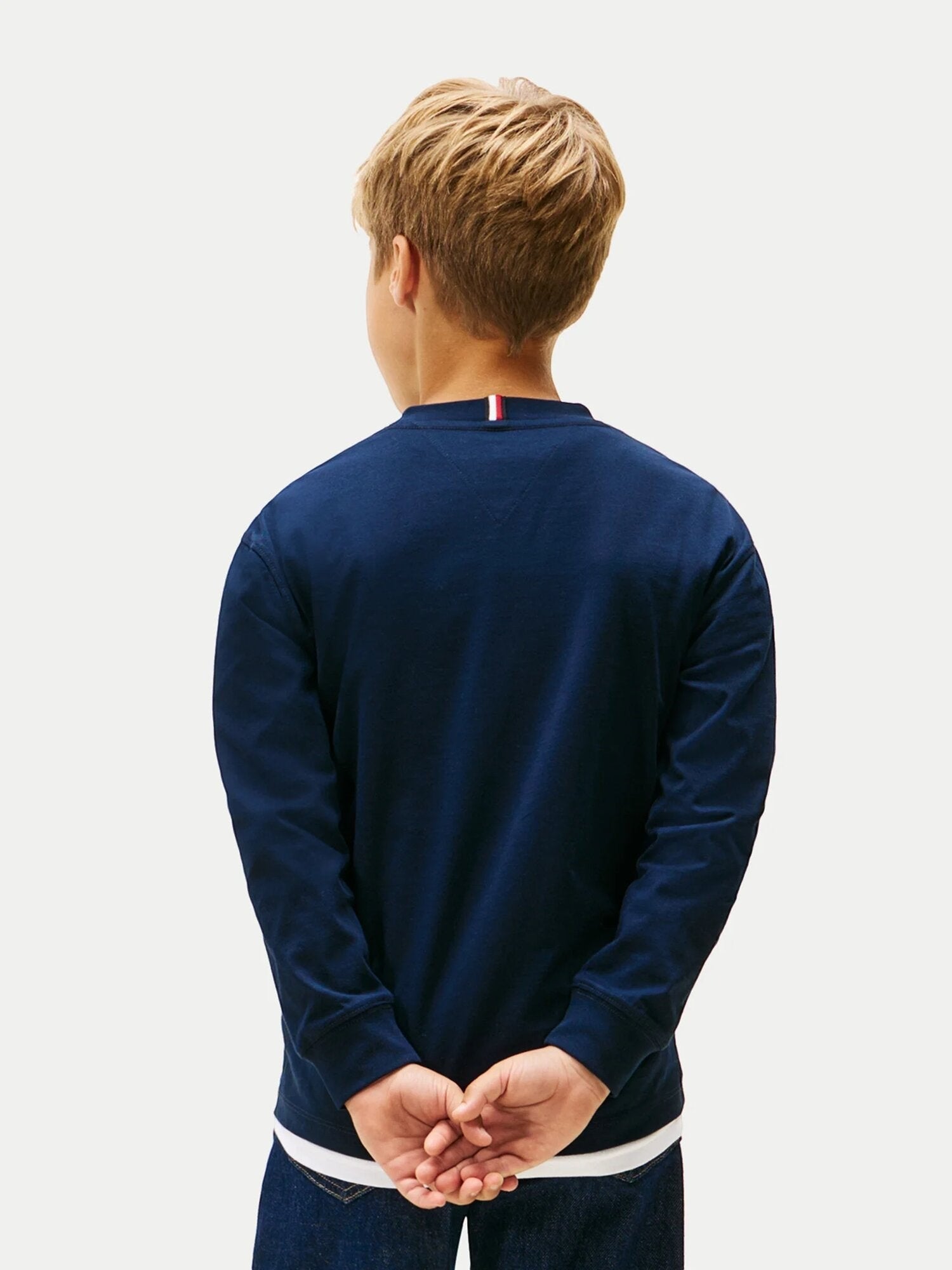 Ragazzo indossa maglia a maniche lunghe blu Scugnizzi 0-16 con dettaglio tricolore sul colletto