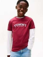 Ragazzo indossa maglietta a maniche lunghe Scugnizzi 0-16 Tommy Hilfiger bordeaux e bianca con logo stampato sul petto