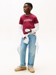 Ragazzo indossa maglietta a maniche lunghe Scugnizzi 0-16 Tommy Hilfiger bordeaux e bianca con logo sul petto
