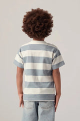 Vista posteriore di un bambino che indossa una t-shirt a righe bianche e azzurre Levi's di Scugnizzi 0-16 in cotone