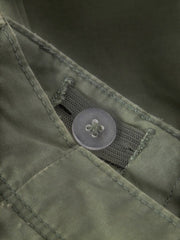 Dettaglio bottone e vita regolabile dei pantaloncini cargo Scugnizzi 0-16 name it in cotone color olivine