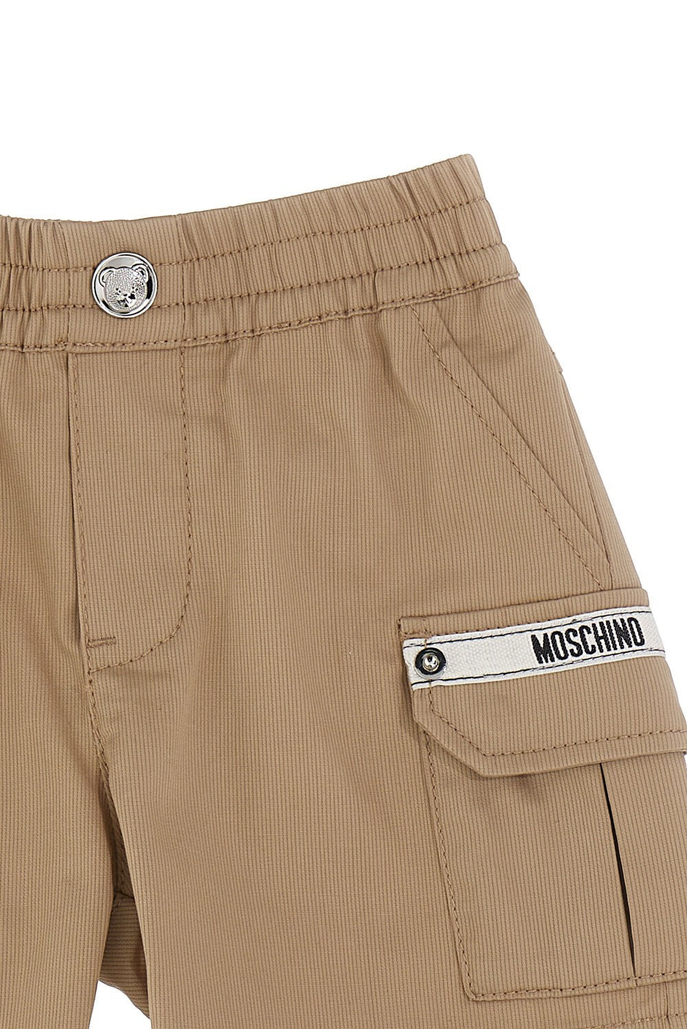 Pantaloncini cargo Scugnizzi 0-16 color sabbia con tasca laterale logata Moschino e bottone a forma di orsetto