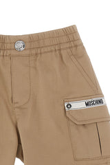 Pantaloncini cargo Scugnizzi 0-16 color sabbia con tasca laterale logata Moschino e bottone a forma di orsetto