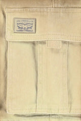 Dettaglio della tasca cargo color sabbia con etichetta Levi Strauss & Co. su pantaloncini in cotone Scugnizzi 0-16