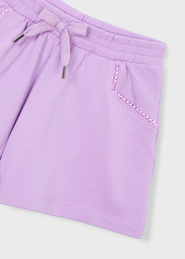 Pantaloncini sportivi Scugnizzi 0-16 lilla in cotone con vita elasticizzata, cordoncino e tasche con bordo decorato.