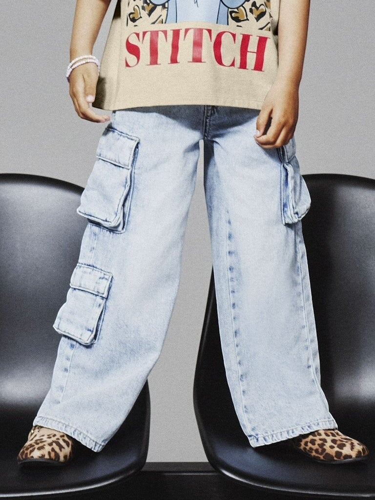 Pantaloni cargo in denim lavaggio chiaro Scugnizzi 0-16 con ampie tasche laterali per bambini