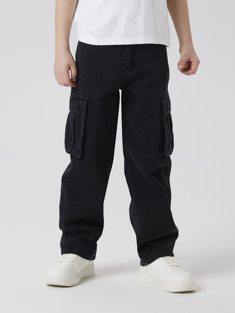 Pantaloni cargo in denim nero Scugnizzi 0-16 con tasche laterali per bambini, ideali per un look urbano e confortevole.