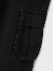 Dettaglio della tasca cargo laterale su pantaloni in denim nero Scugnizzi 0-16 per bambini