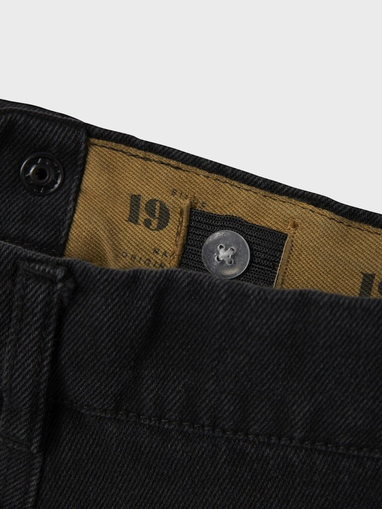 Dettaglio vita regolabile con elastico interno dei pantaloni cargo in denim nero Scugnizzi 0-16 per bambini