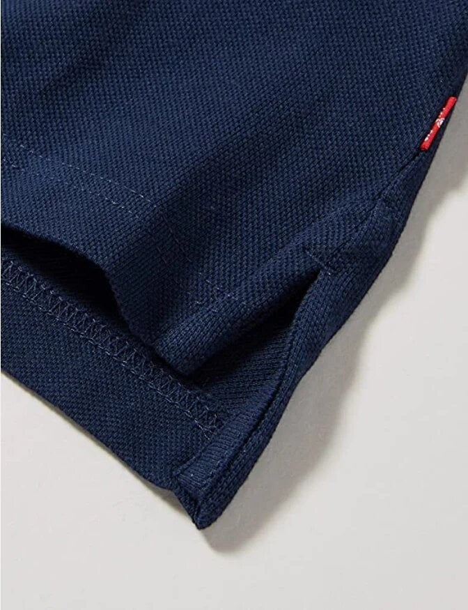 Dettaglio dello spacco laterale su polo blu navy in cotone piqué per bambino firmata Scugnizzi 0-16