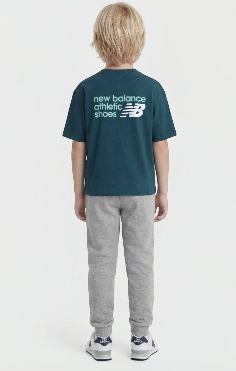 Bambino indossa t-shirt verde petrolio Scugnizzi 0-16 con logo New Balance sul retro, vista posteriore