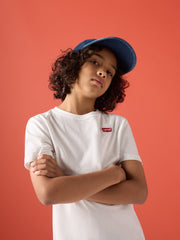 Ragazzo con cappellino indossa una t-shirt bianca in cotone Levi's con logo ricamato, proposta da Scugnizzi 0-16