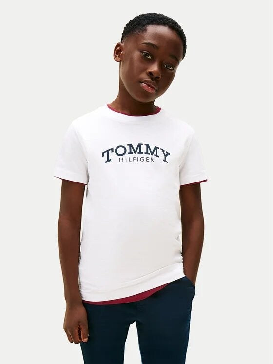 Ragazzo indossa una t-shirt bianca in cotone Scugnizzi 0-16 con logo Tommy Hilfiger blu e dettagli bordeaux