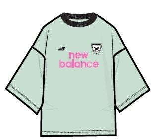 T-shirt oversize Scugnizzi 0-16 New Balance verde pastello con logo rosa e colletto nero a contrasto