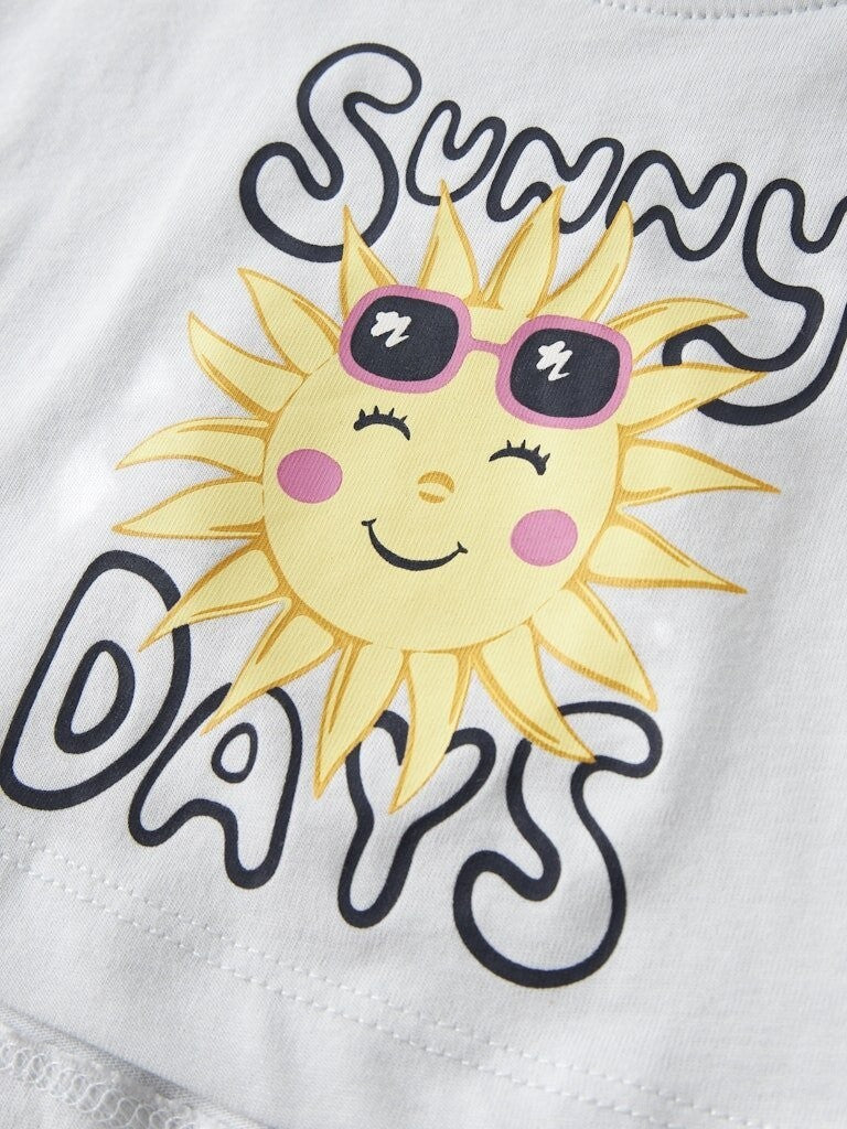 Dettaglio stampa Scugnizzi 0-16 su t-shirt bianca in cotone con sole sorridente, occhiali da sole e scritta Sunny Days