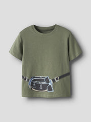 T-shirt verde oliva Scugnizzi 0-16 in cotone con stampa grafica di un marsupio e occhiali da sole per bambino
