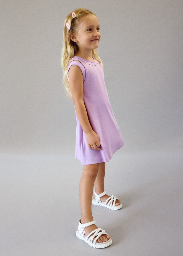 Bambina indossa vestito senza maniche lilla Mayoral con borchie sullo scollo e sandali bianchi, Scugnizzi 0-16